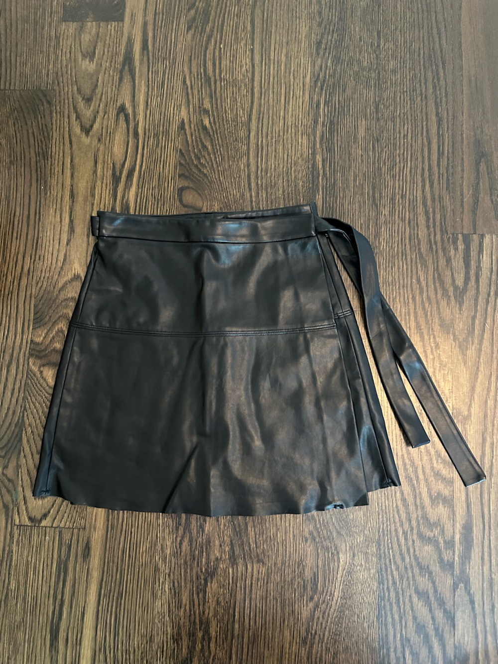 Wilfred Aritzia Black Faux Leather Wrap Mini Skirt with Self-Tie, size small